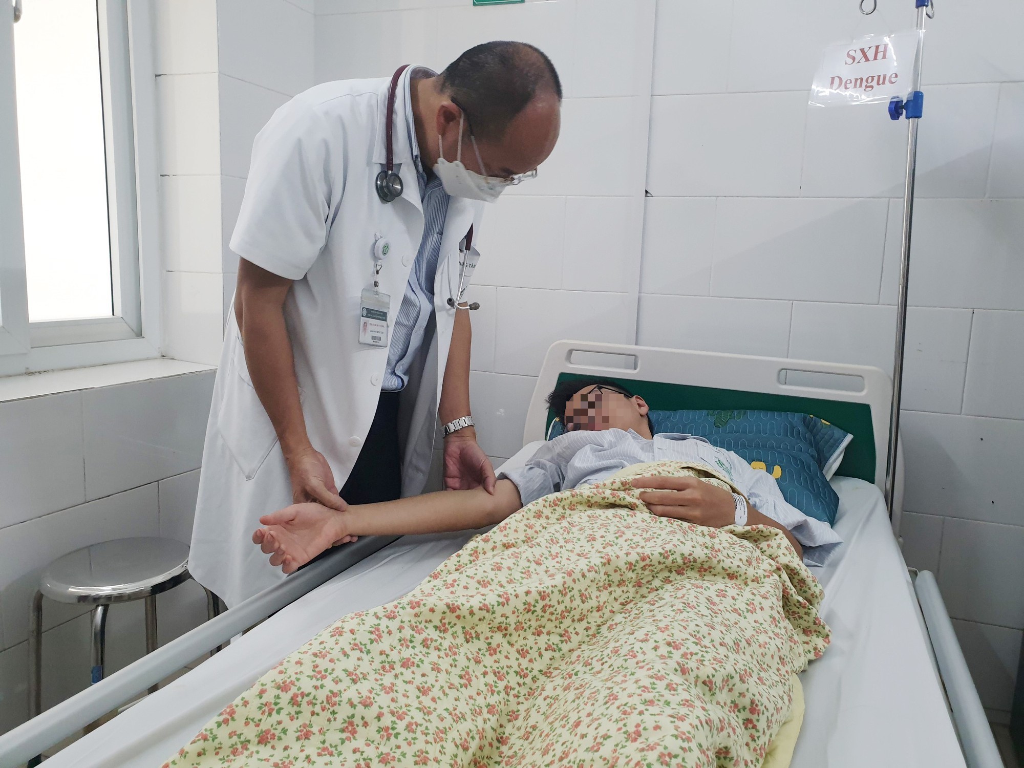 Sốt xuất huyết Dengue ở người lớn: Nguy cơ và dấu hiệu nhận biết bệnh 